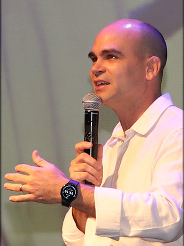 Felipe Lapa no palco, de microfone na mão